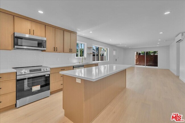 Building Photo - 6913 Encino Ave
