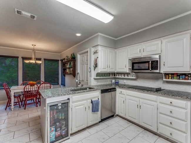 Building Photo - 7905 Skylake Dr