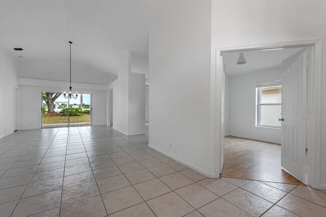 Building Photo - 1975 Oak Berry Cir