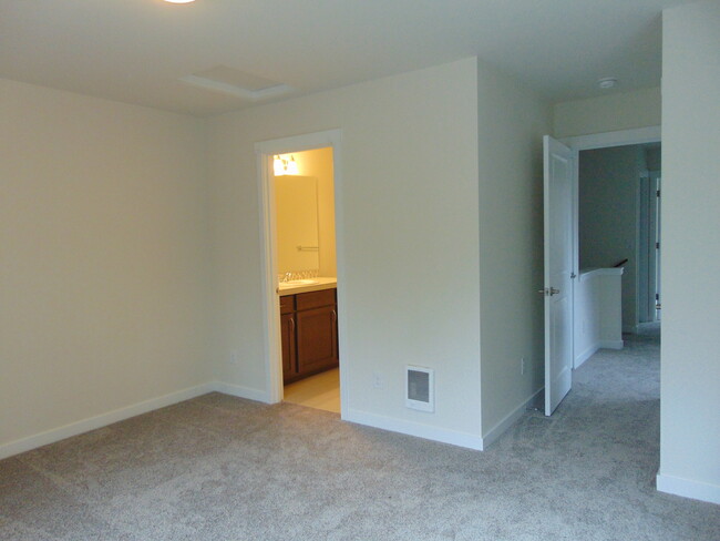 Building Photo - Gorgeous 3BR/2.5 BA Town Home.