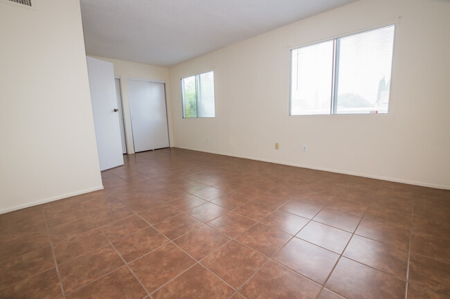 Building Photo - Step into this spacious 2-bedroom, 1-bath ...