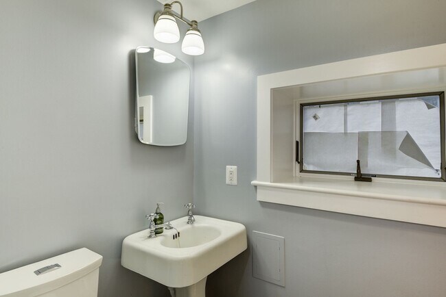 Building Photo - 3 Bed 2.5 Bath - Takoma Park Craftsman - Spacious Rear Deck