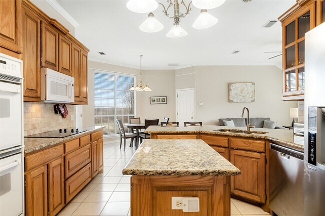 Building Photo - 118 W Greenbriar Ln