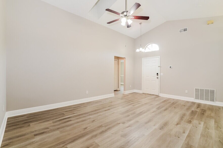 Building Photo - 424 Lancers Dr