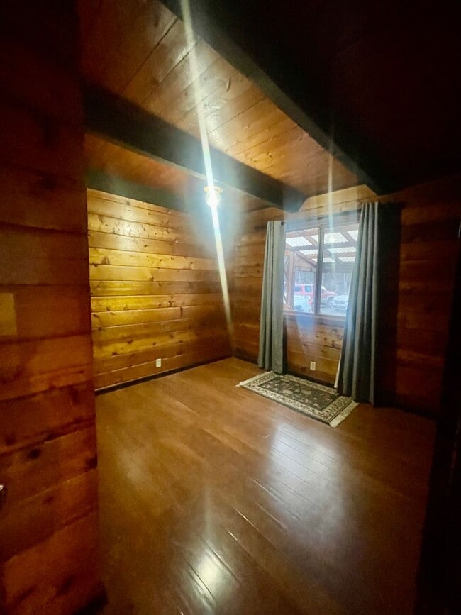 Building Photo - Serene Lakeside escape with direct lake ac...