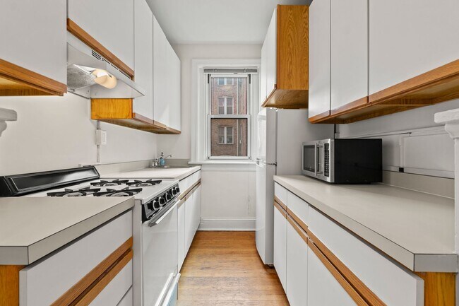 Building Photo - Adams Morgan Condo | Studio | 1 Bath | 300 Sf