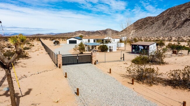 Building Photo - Beautiful 5 Bedroom 4 Bathroom with AMAZING VIEWS!!