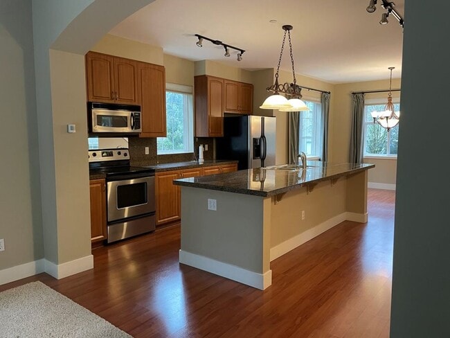 Building Photo - Stunning End Unit Townhome in desirable Redmond Ridge neighborhood; 2BD/2BA