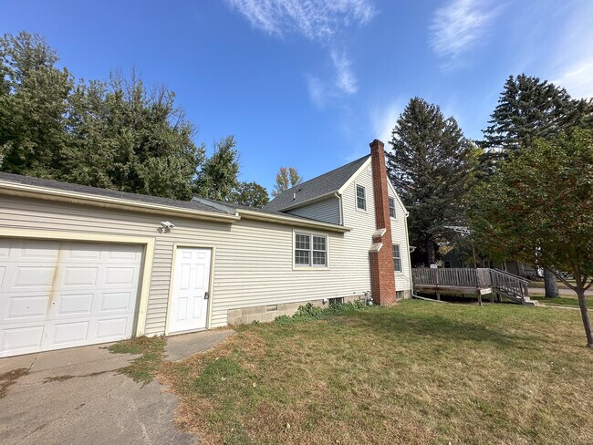 Building Photo - 1208 Baker Ave