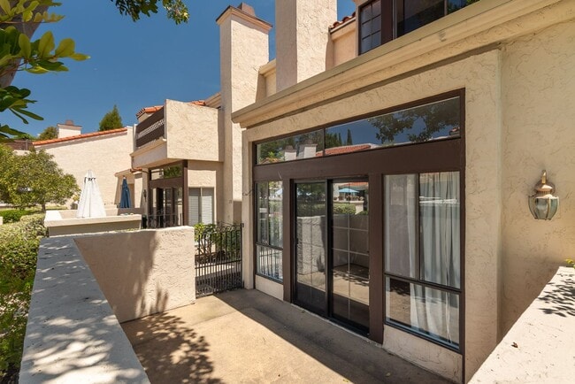 Building Photo - Beautiful 3 bedroom 2.5 bath townhouse across the street from Lake Murray