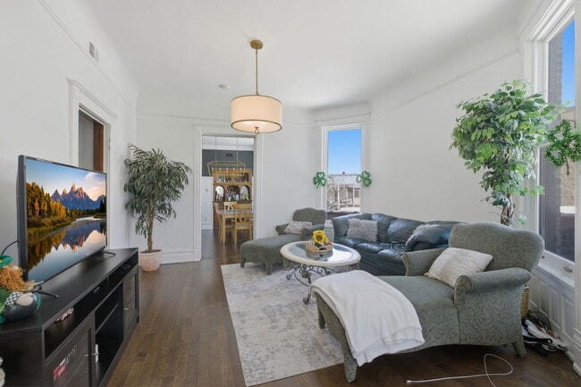 Building Photo - 850 W Oakdale Ave