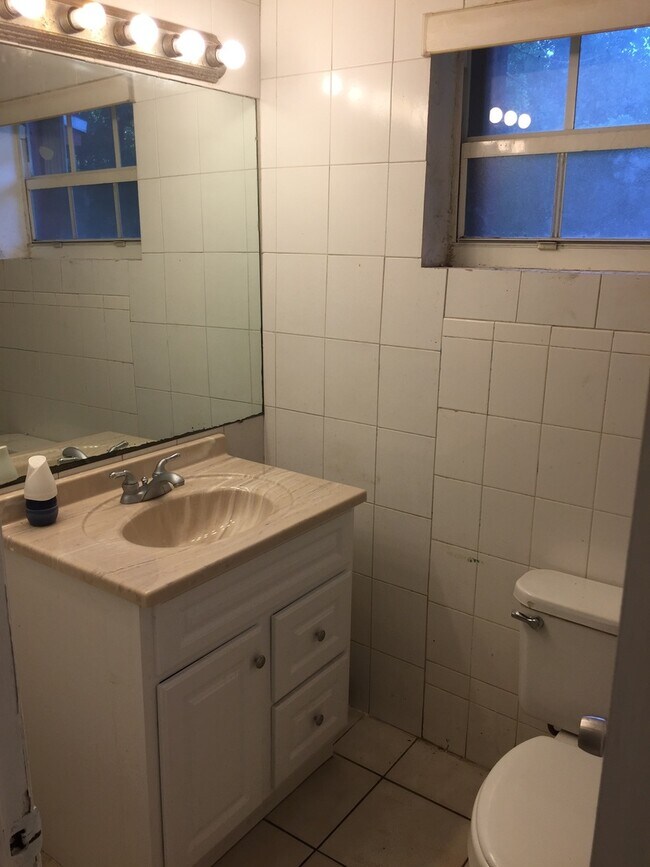 Building Photo - Large 3-1 house in the Manors  with big backyard and central air