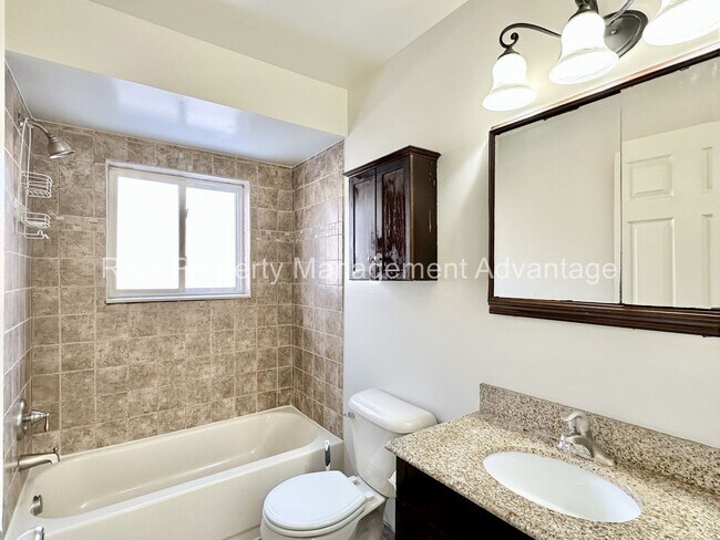 Building Photo - Charming 4-Bedroom Home with Spacious Backyard in Oak Park