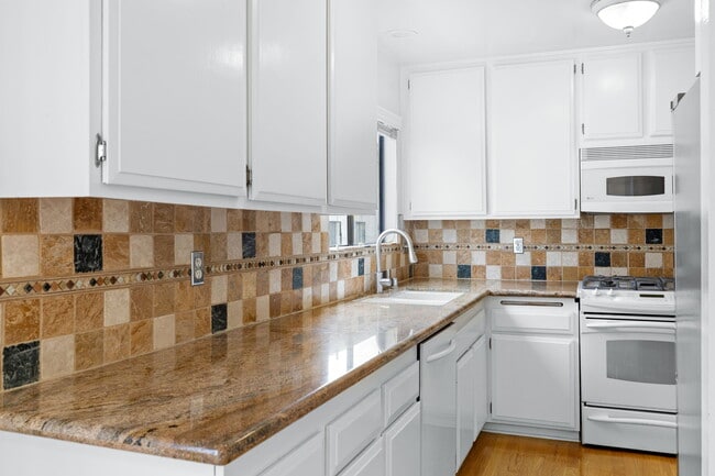 Building Photo - 2450 E Del Mar Blvd