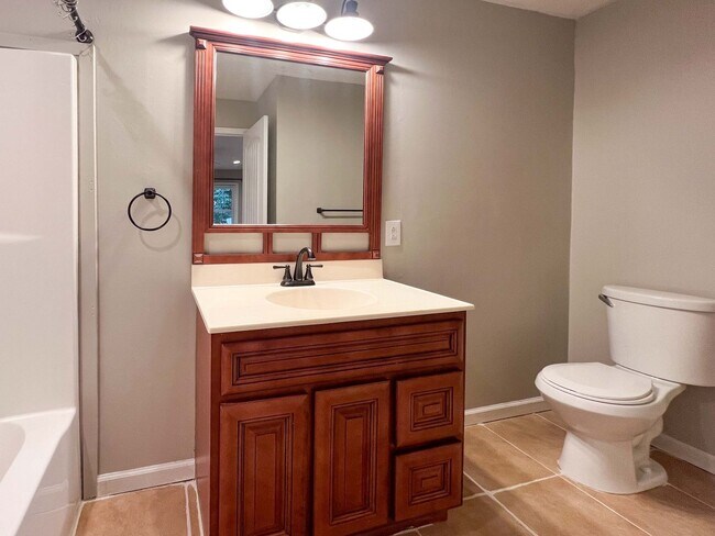 Building Photo - 5/3 updated Mid-Century Modern with original hardwoods