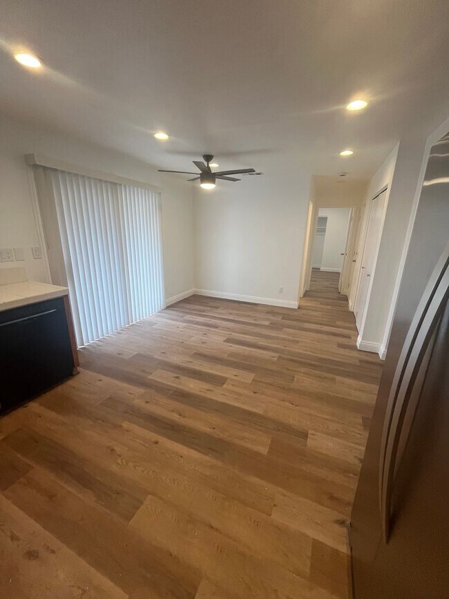 Building Photo - 1833 Mirador Dr