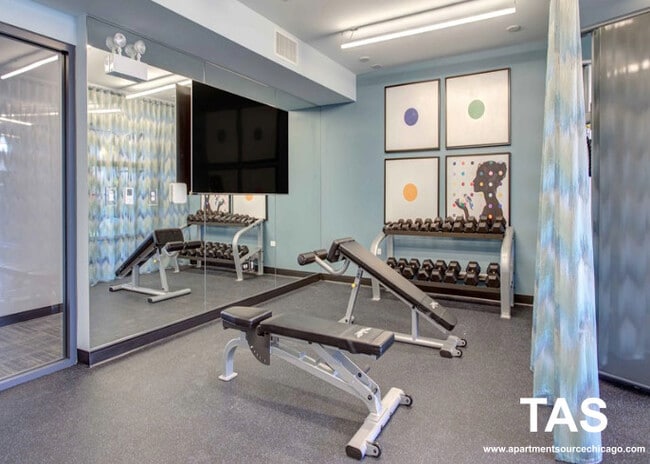 Building Photo - 2340 N California Ave