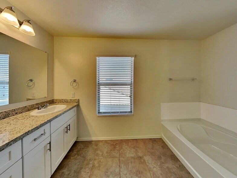 Building Photo - 209 E Valley View Dr