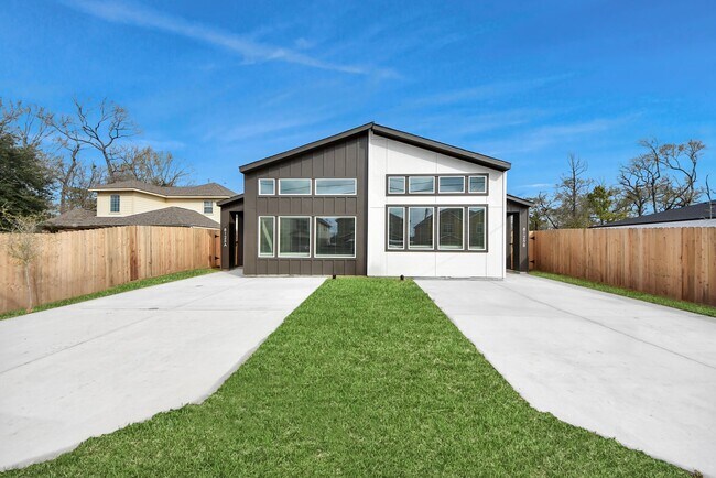 Building Photo - 8125 Cabot St