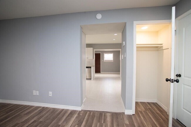 Building Photo - 5821 W Sunforest Dr