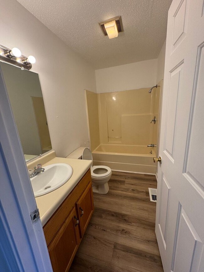 Building Photo - Desirable Townhouse in Martin! *New Flooring & Paint*
