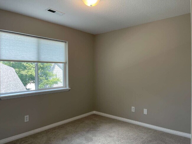 Building Photo - 4-Bedroom Happy Valley Home with Large Garage, Spacious Living Areas & Covered Deck