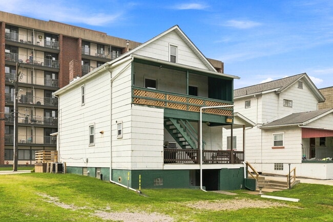 Building Photo - 320 Main St
