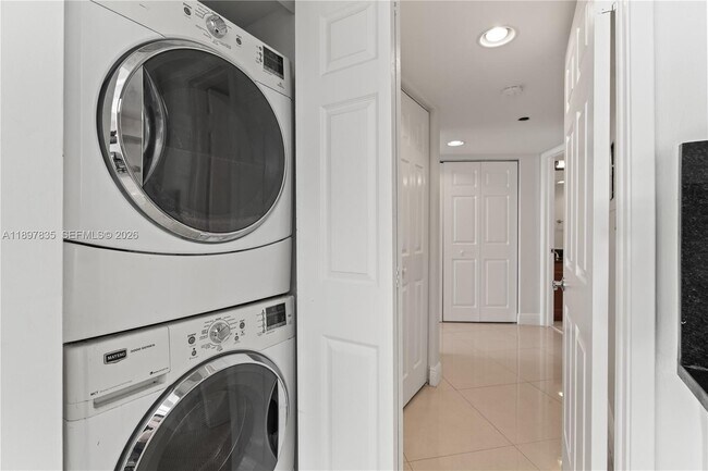 Building Photo - 19101 NE 36th Pl