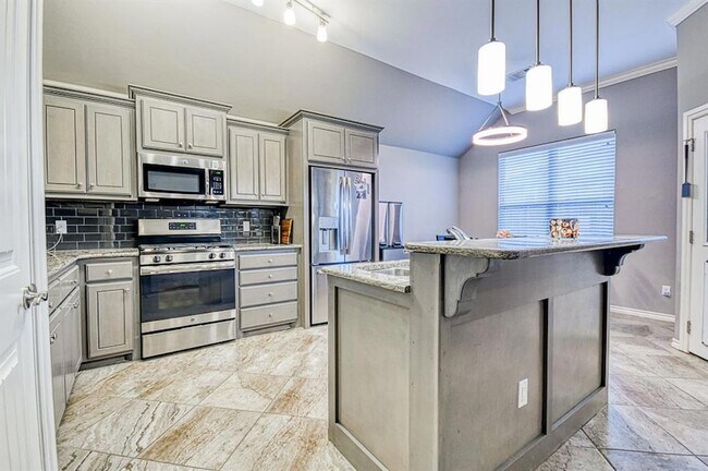 Building Photo - 2204 Alameda Park Dr