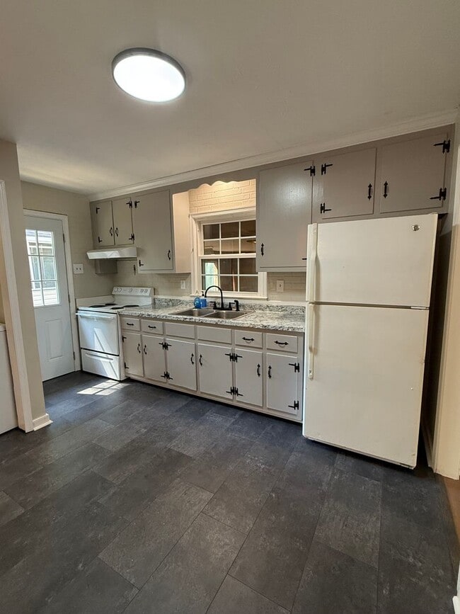 Building Photo - 2 Bedroom 1 Bath Rancher with Incredible Yard & Bonus Spaces