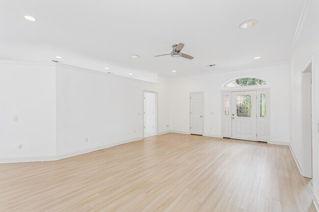 Building Photo - 5930 Hermitage Dr