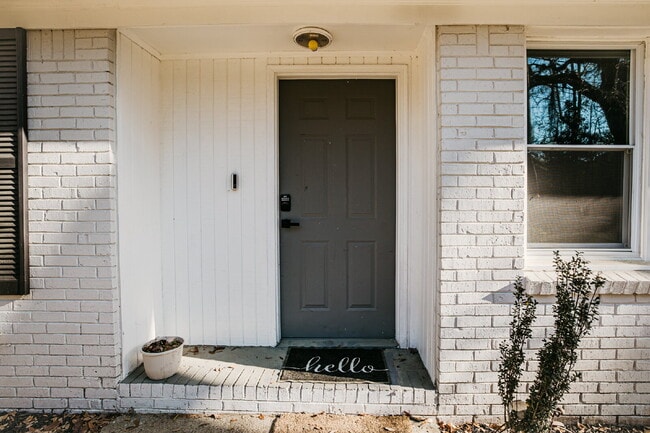 Building Photo - 3-Bedroom with 2 Full Baths Home in Charleston – Spacious 1,752 Sq