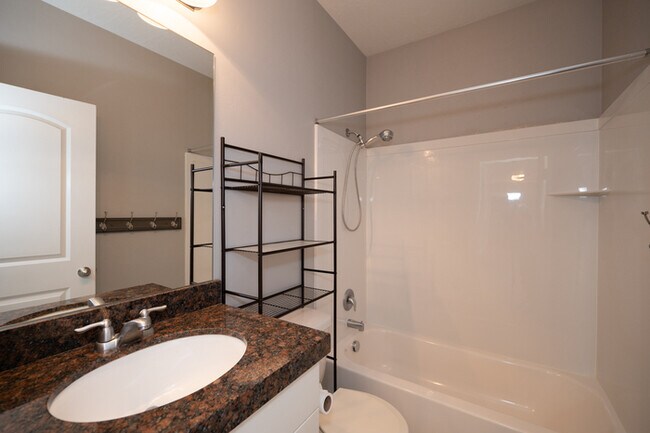 Building Photo - Main Floor Condo in Saratoga Springs!