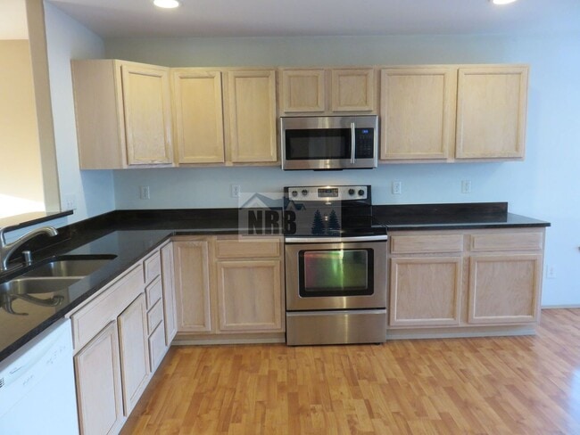 Building Photo - Stunning House in Dupont!