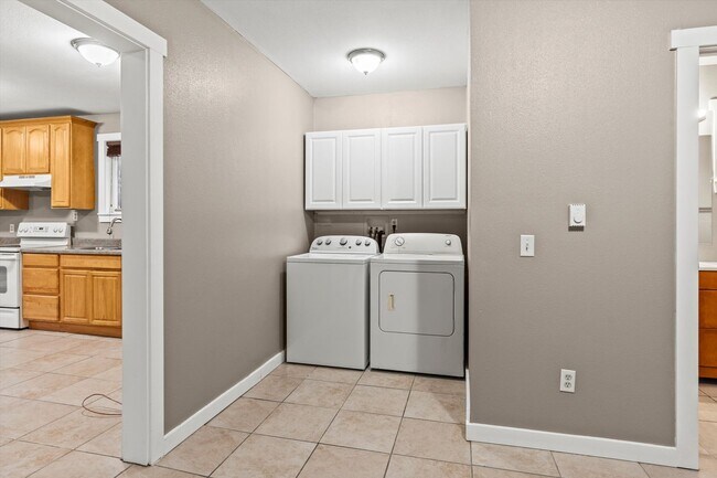 Building Photo - 2 bed 1 Bath Burien House with in unit laundry