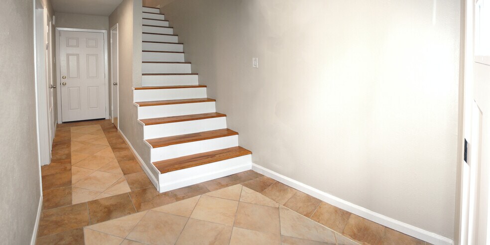 Building Photo - 6723 Eastridge Dr