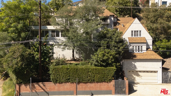 Building Photo - 2829 Beachwood Dr