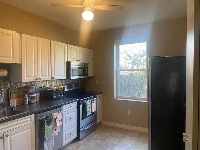 Building Photo - 317 S Pine St