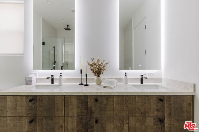 Building Photo - 2855 S Sycamore Ave