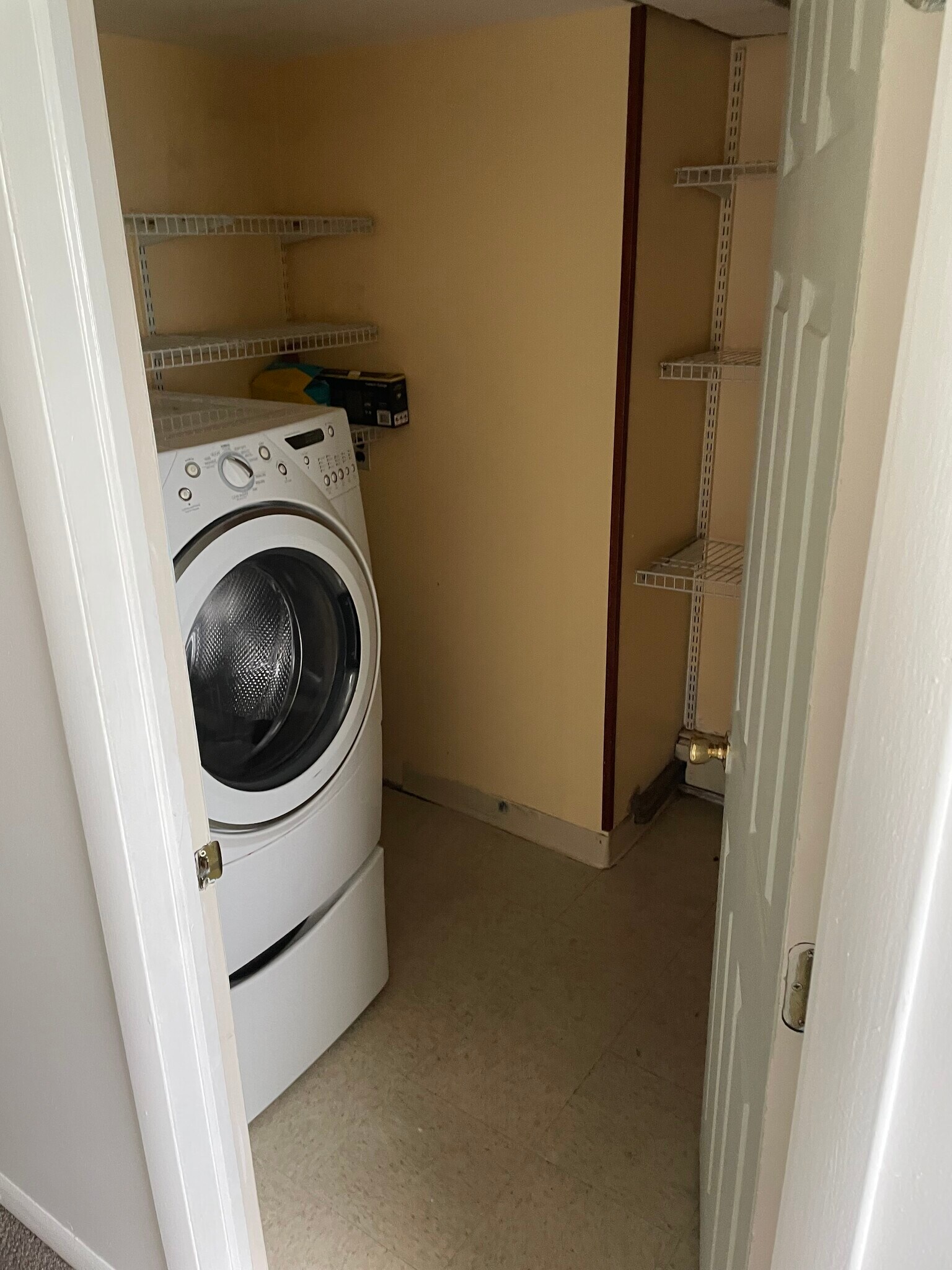 Laundry room - 29 Monroe Pl