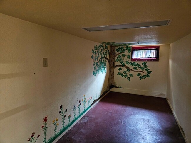 Building Photo - 4Bd/1Ba two story home - For viewing