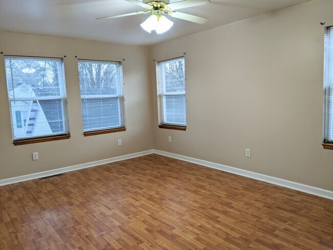 Large Bedroom - 5 Edgewood Rd
