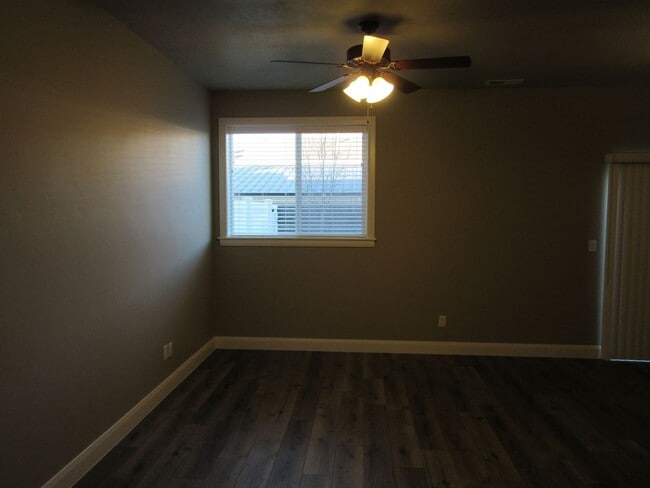 Building Photo - Newer Town home living in the heart of Cedar City!