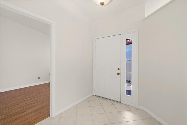 Building Photo - 604 Parkside Pl