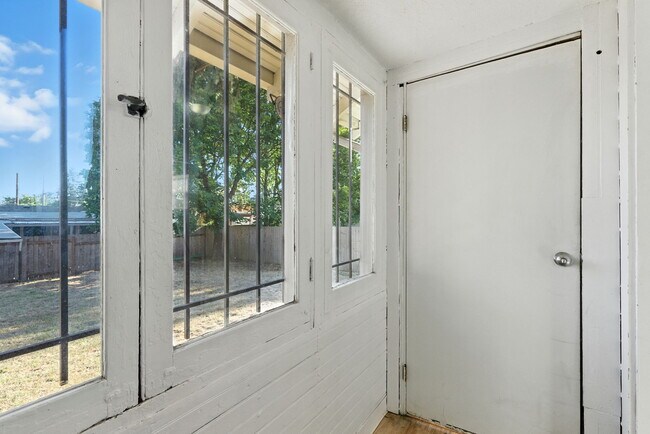 Building Photo - 3155 N Farragut St