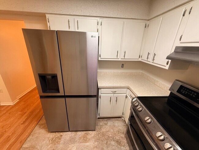 Building Photo - 537 Schneider Dr