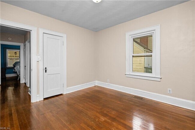 Building Photo - 3537 Buckingham St