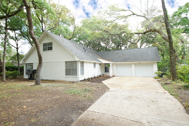 Building Photo - 596 L'Ombre Ct NE