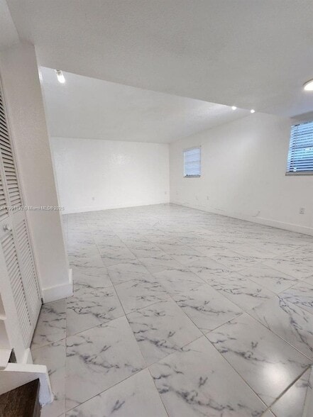 Building Photo - 5100 W 12th Ln