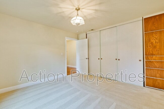 Building Photo - 649 Hollingsworth Dr